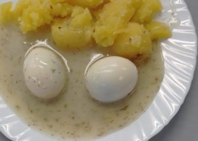 Koprová omáčka, vejce, brambory